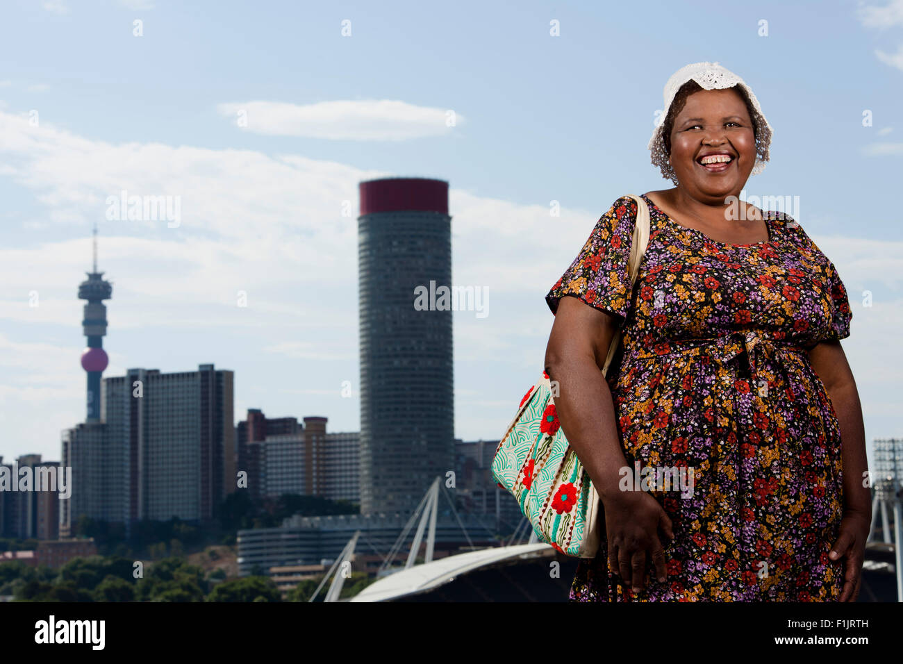 Lässig gekleidet schwarze Erwachsene Frau steht vor Stadtbild Stockfoto