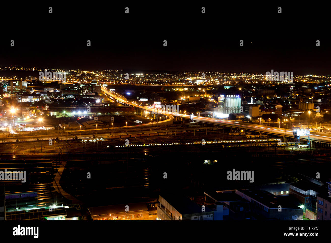 Nacht Schuss einer Stadt-Szene Stockfoto