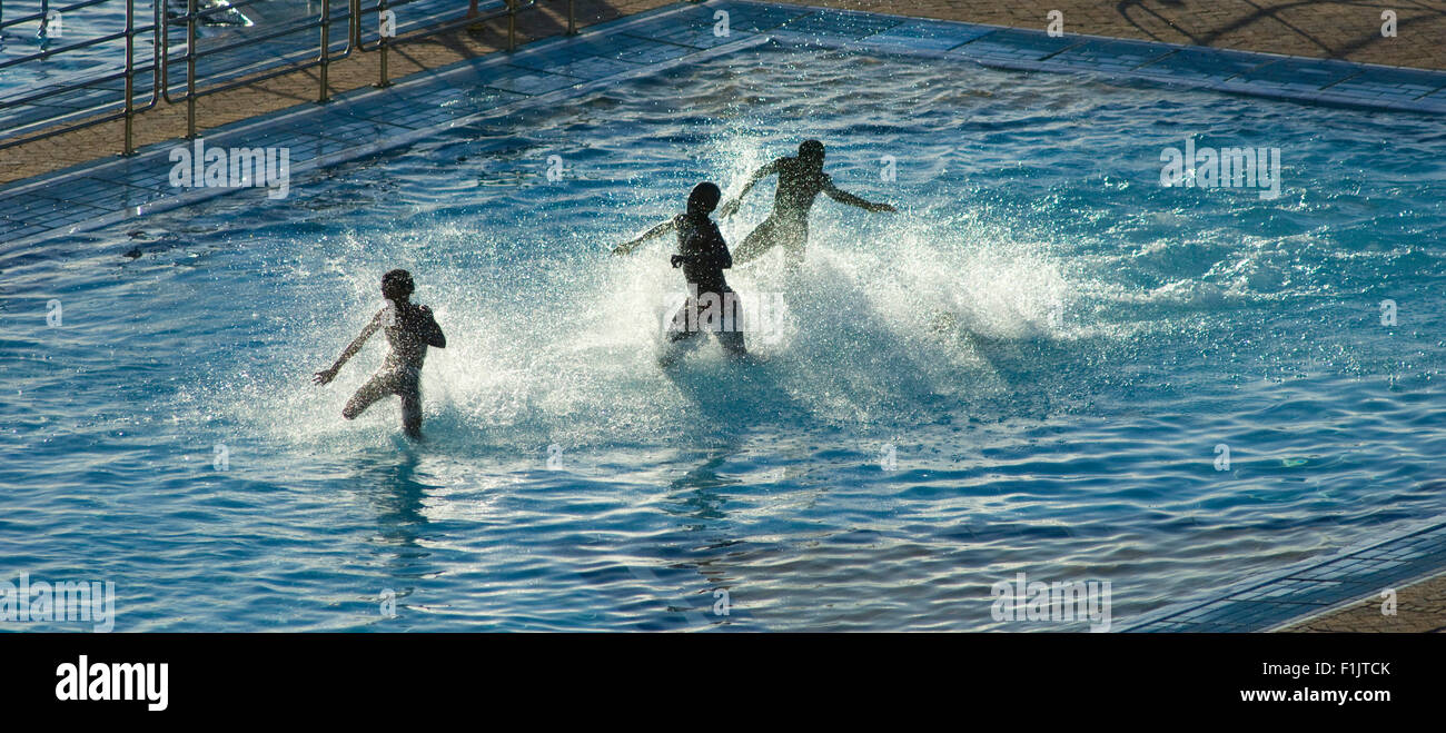 Kinder spielen in einem flachen Pool, Port St Johns, Eastern Cape, Südafrika Stockfoto