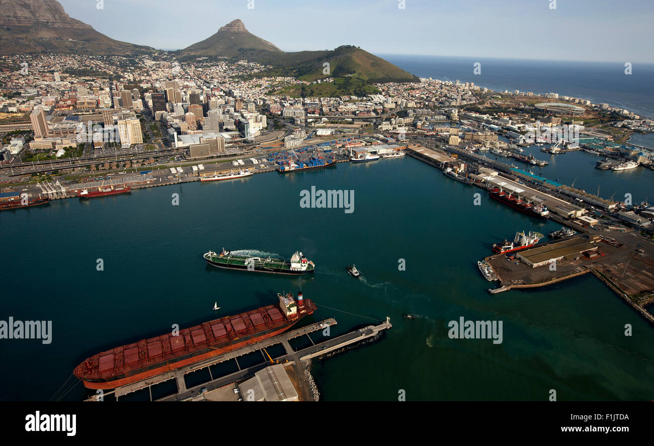 Luftbild von Kapstadts Straßen und Hafen Stockfoto