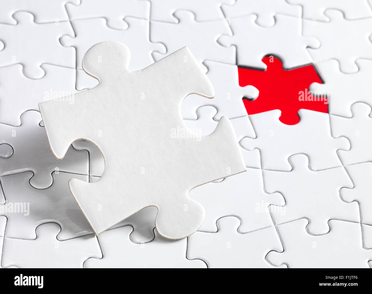 Puzzleteile mit einem roten Hintergrund Stockfoto