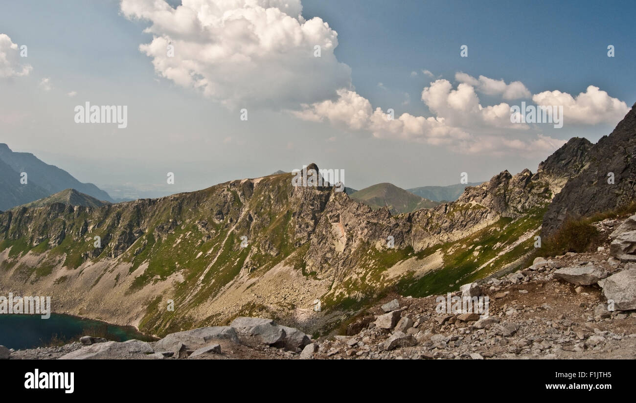 Tatry-Gebirge mit Gipfeln und den See von Zawrat pass Stockfoto
