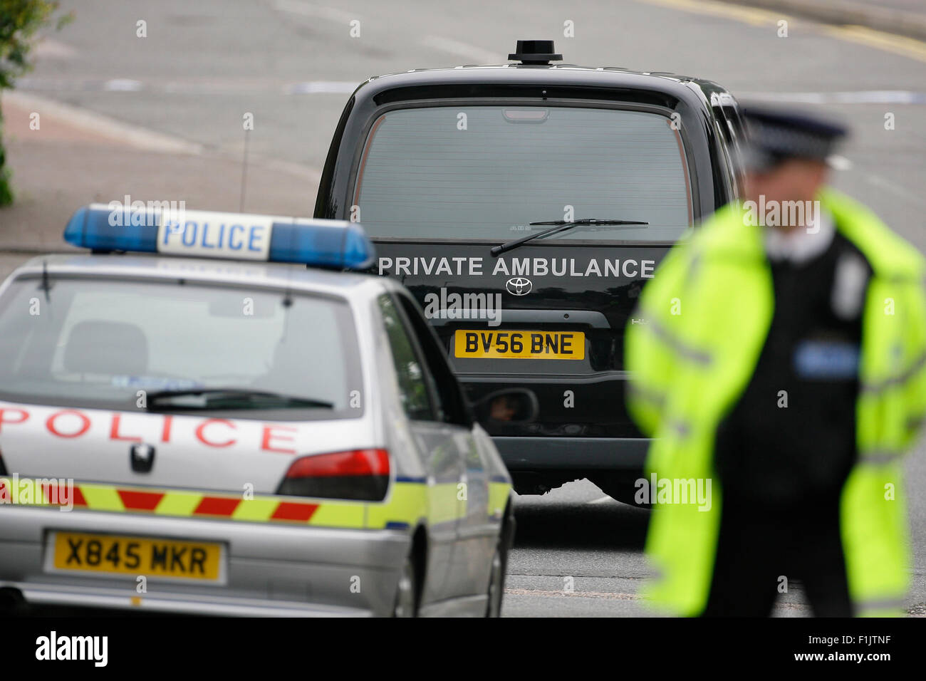 Eine private Ambulanz nimmt das Opfer eines tödlichen Schüssen. Stockfoto