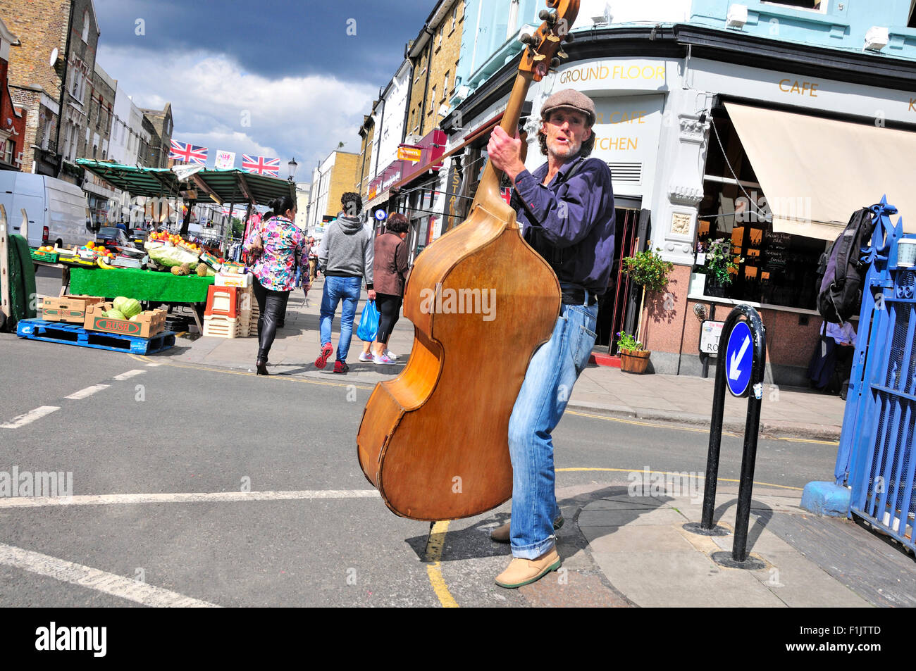 London, England, Vereinigtes Königreich. Portobello Road - Straßenmusiker spielen Kontrabass Stockfoto