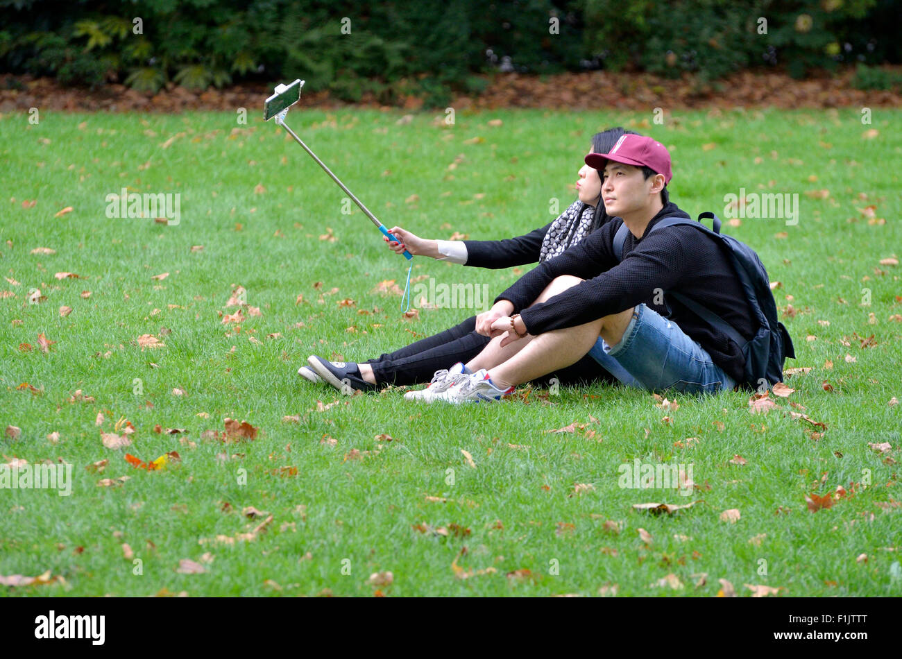 London, England, Vereinigtes Königreich. Junge japanische paar unter einem Selfie in Victoria Tower Gardens, Westminster Stockfoto