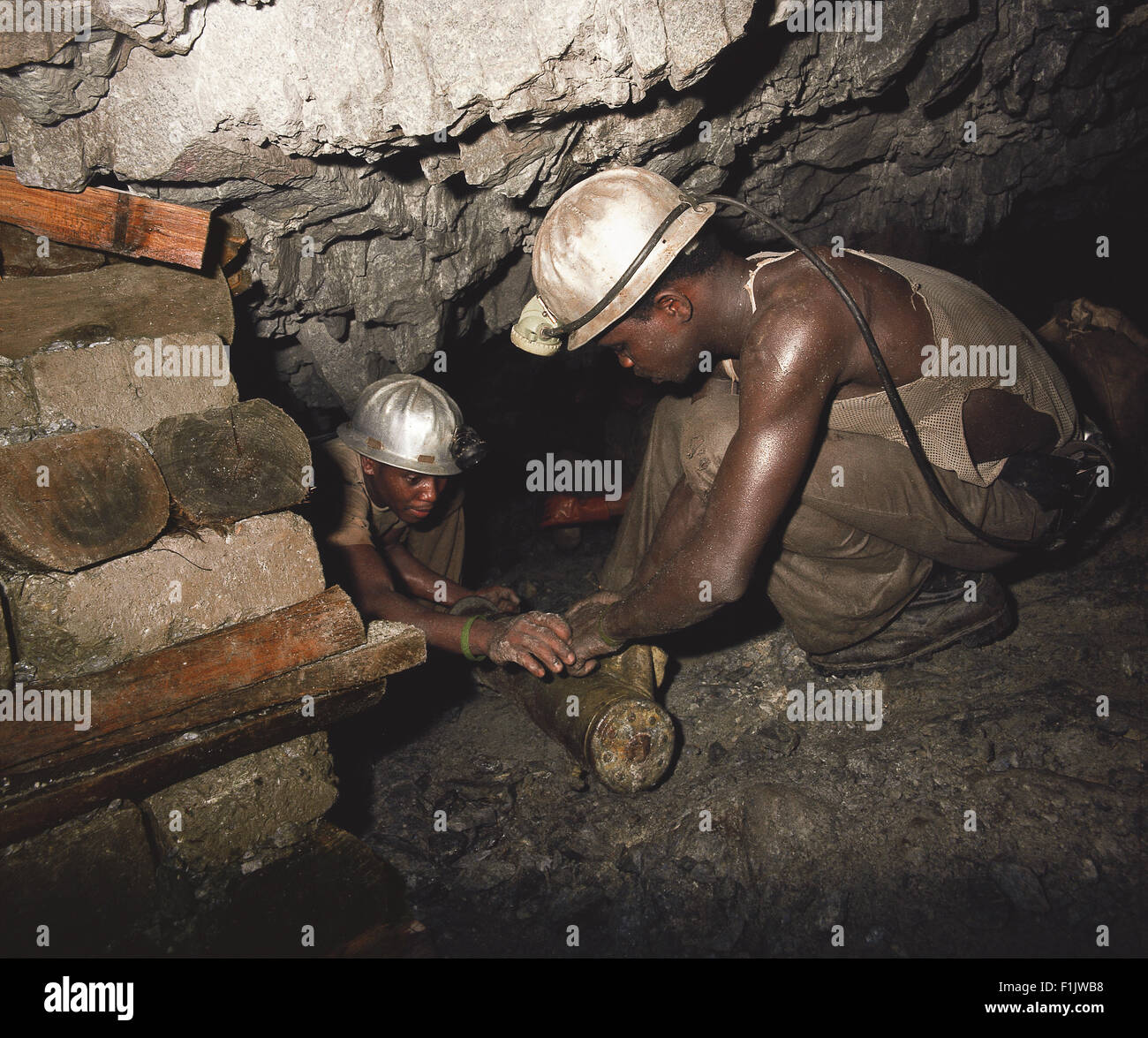 Zwei Bergleute arbeiten unter der Erde, Afrika Stockfoto