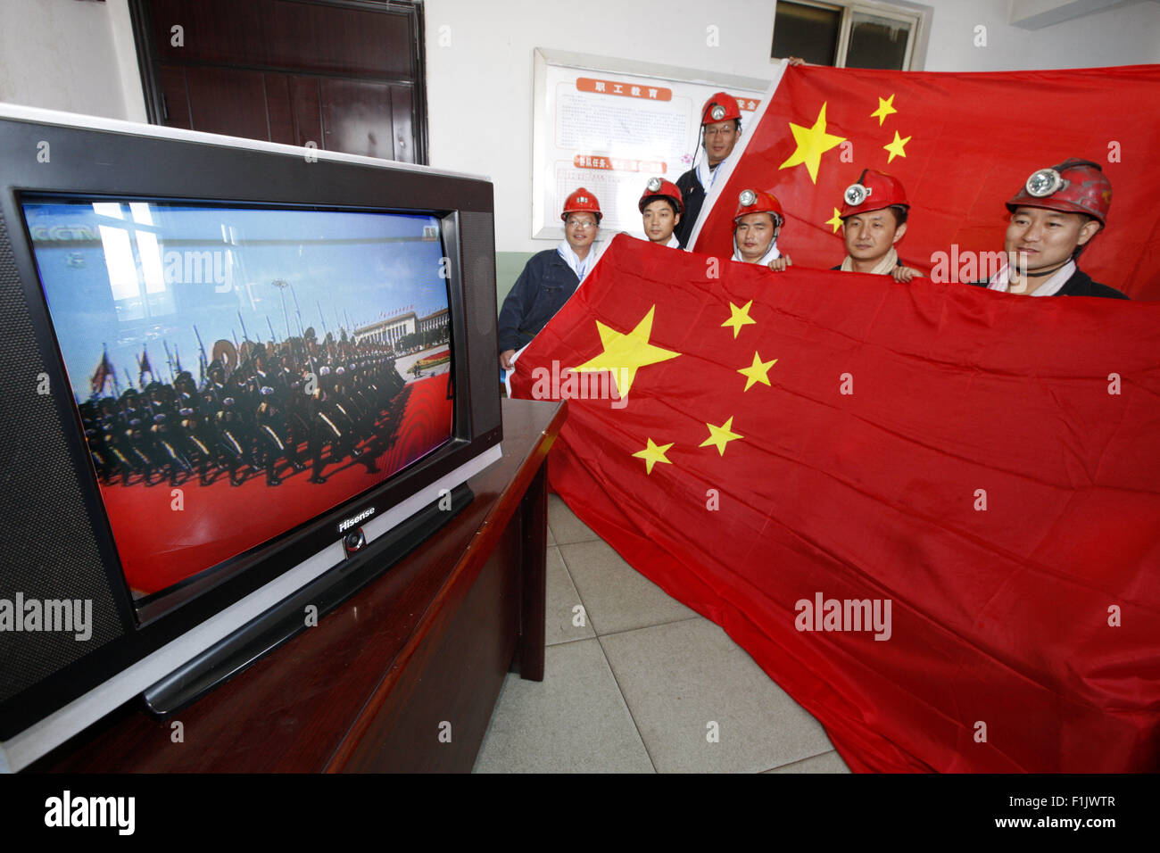 Huaibei, Anhui, China. 03rd Sep 2015. Bergleute Fernsehen auf der Parade in Huaibei, Provinz Anhui, China am 3. September 2015. China am Donnerstag statt Gedenken Aktivitäten, einschließlich einer großen Militärparade anlässlich der 70. Jahrestag des Sieges von dem chinesischen Volk Krieg des Widerstands gegen die japanische Aggression und den antifaschistischen Krieg. Bildnachweis: CPRESS PHOTO LIMITED/Alamy Live-Nachrichten Stockfoto