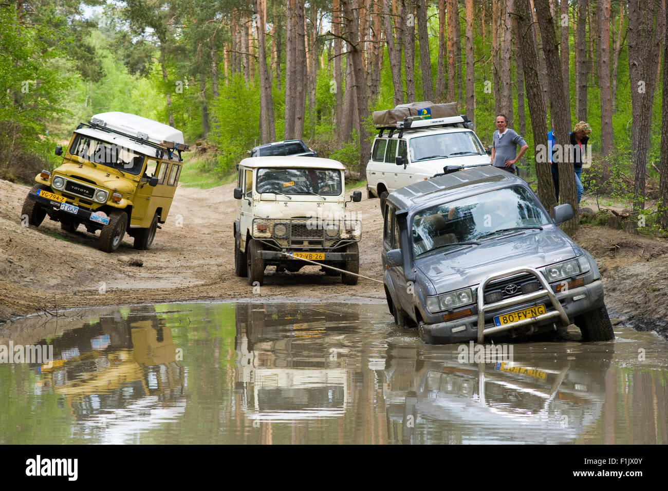 Ein Toyota Land Cruiser steckt in einem Teich Wasser auf einem speziellen off Road Gelände für Land Cruiser und Fahrzeuge Stockfoto