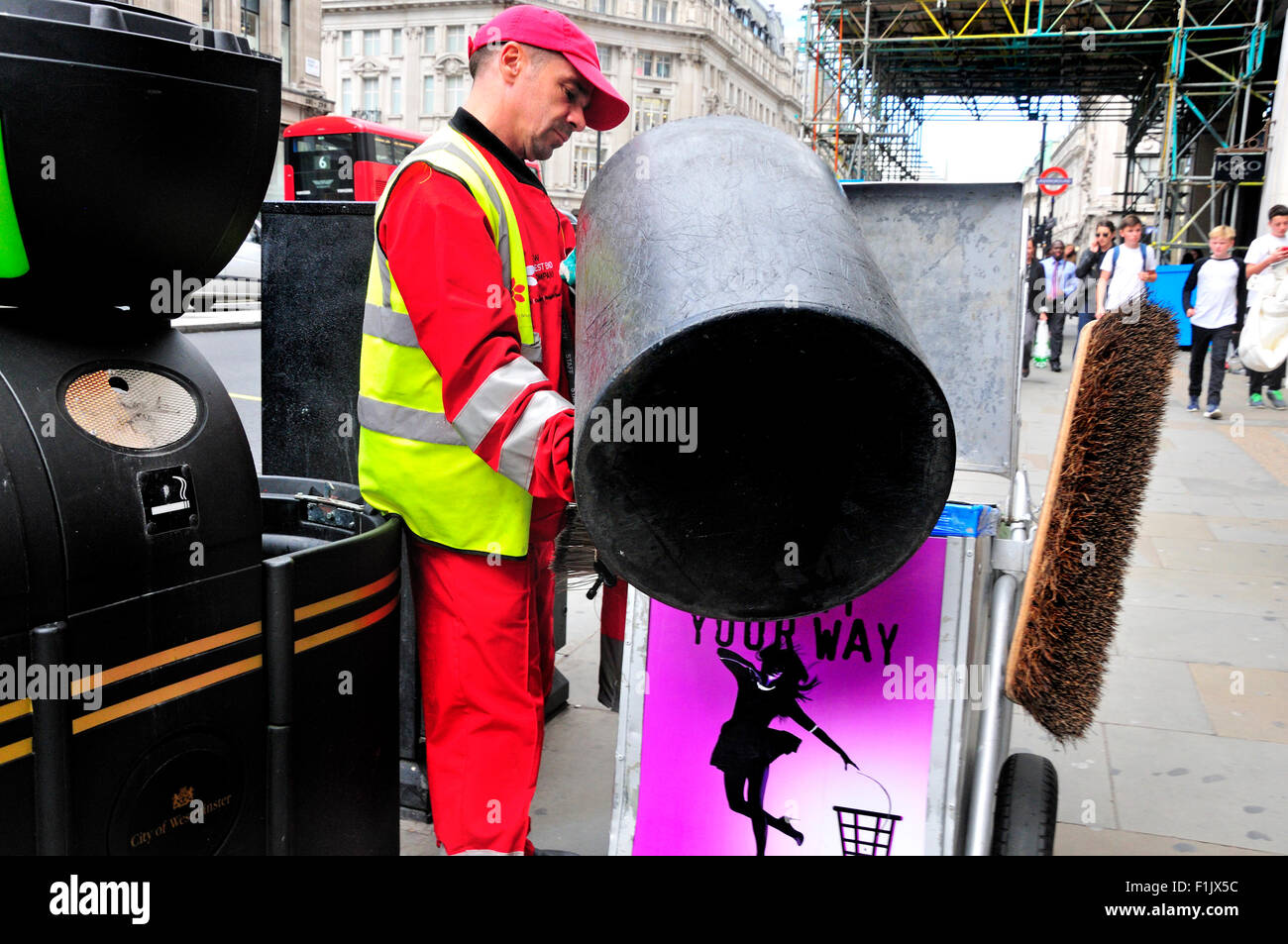 London, England, Vereinigtes Königreich. Abfall-Sammler leeren Behälters in der Regent Street Stockfoto