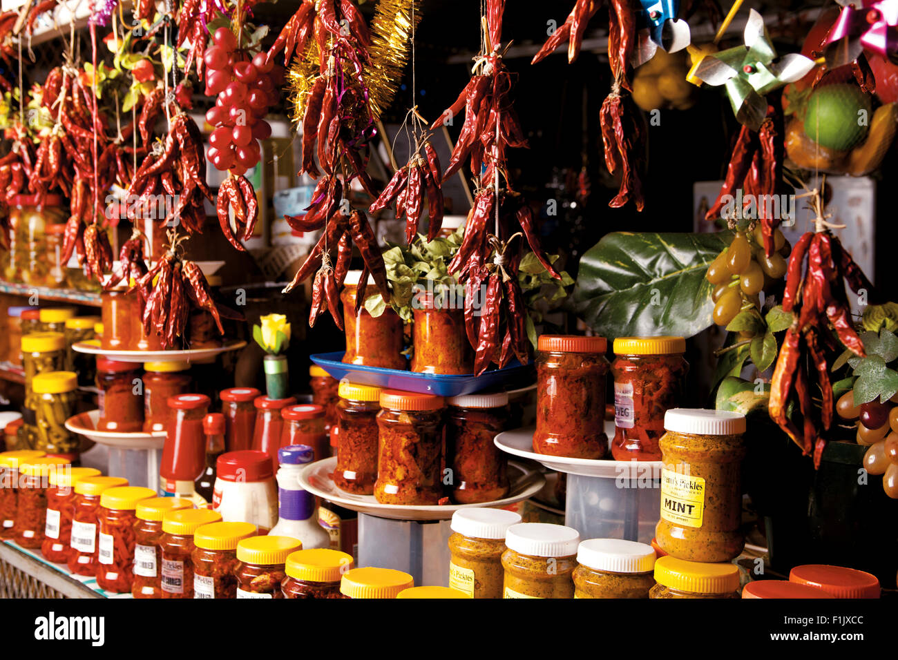 Chili, Gewürze und Atchar, Victoria Street Market Stockfoto