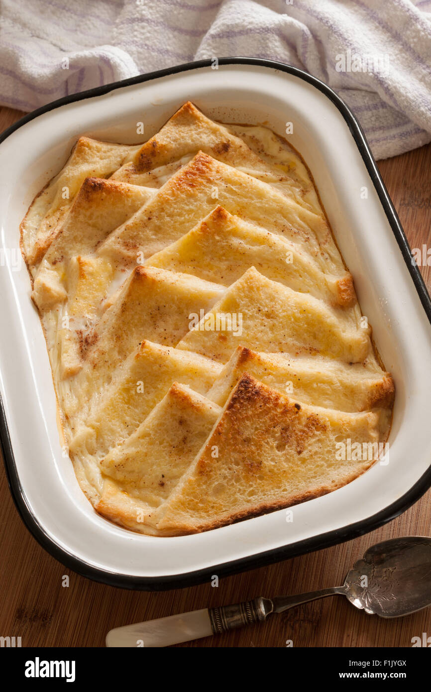 Brot und Butter Pudding eine altmodische britische Dessert mit Brot, Eiern und Milch Stockfoto