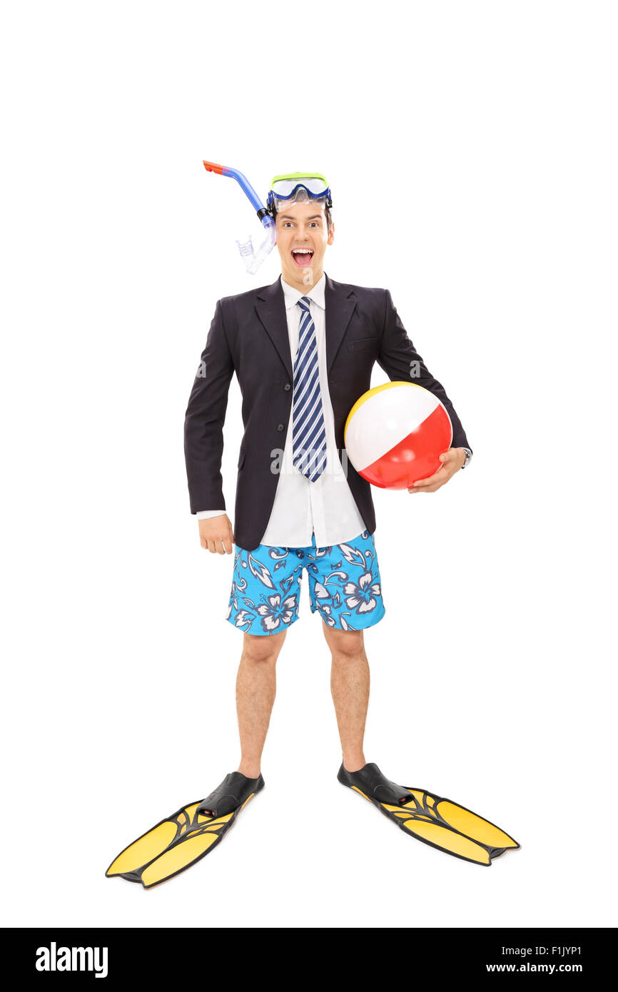 Voller Länge Porträt eines jungen Geschäftsmann mit einer Tauchmaske einen Beach-Ball halten und in die Kamera schaut Stockfoto