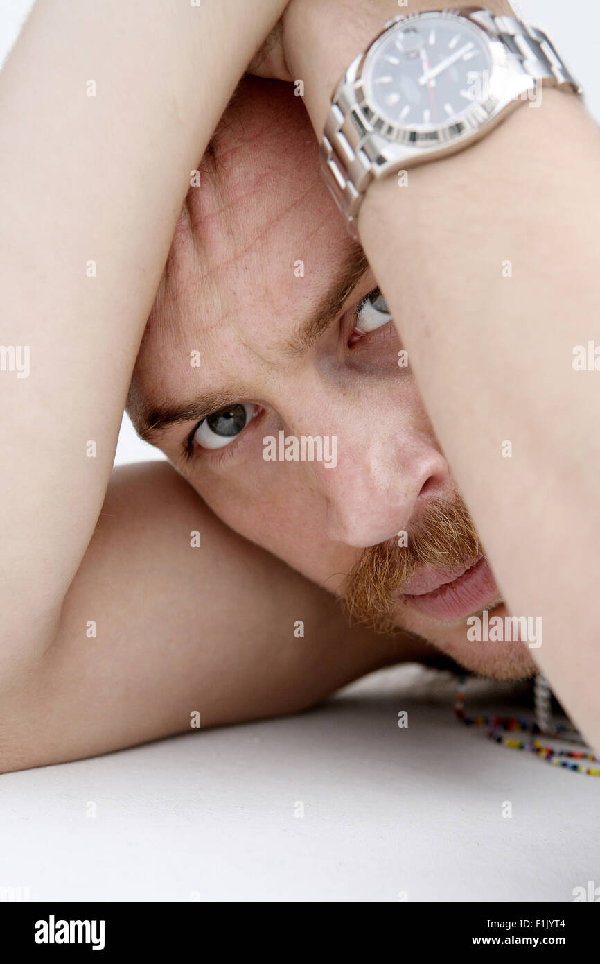 Porträt des Schauspielers Tom Hardy mit Schnurrbart in seinem Haus. Stockfoto