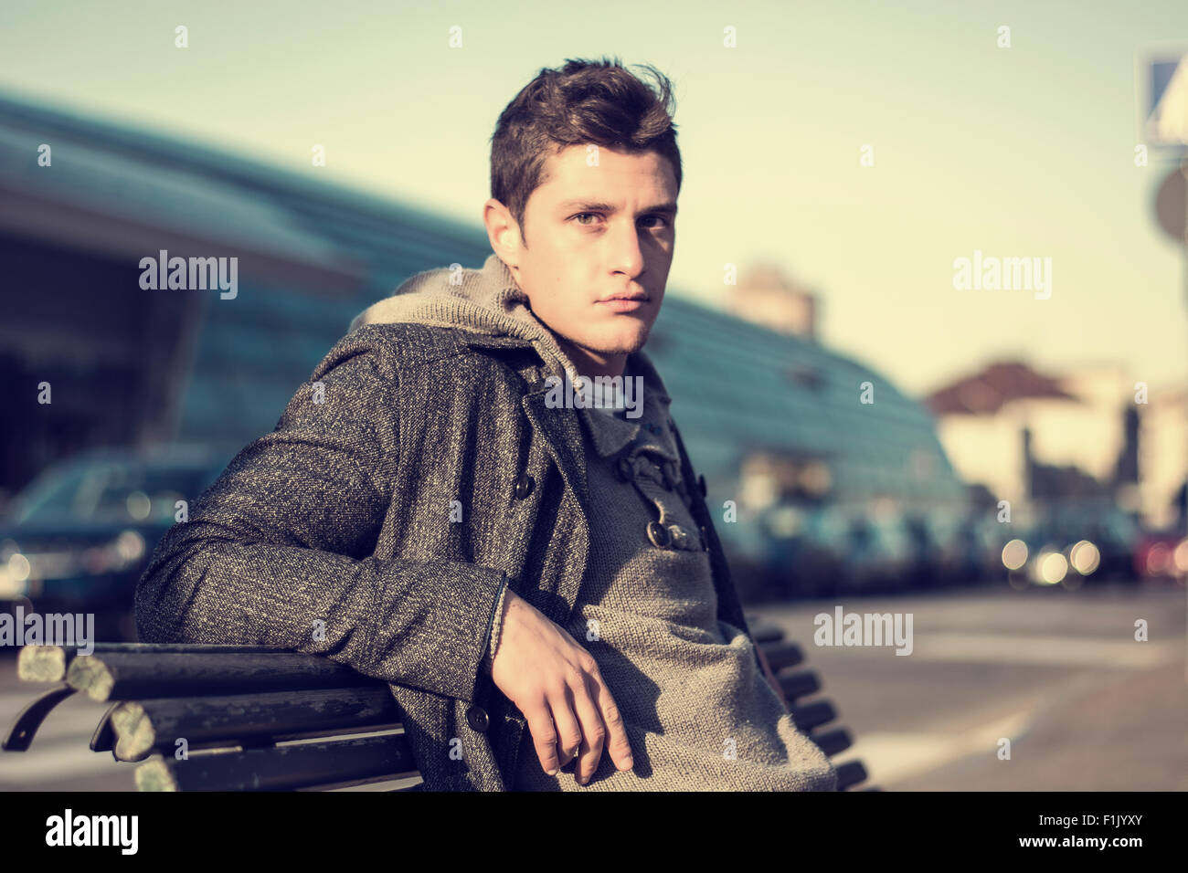 Attraktive junge Mann im urbanen Umfeld Stockfoto