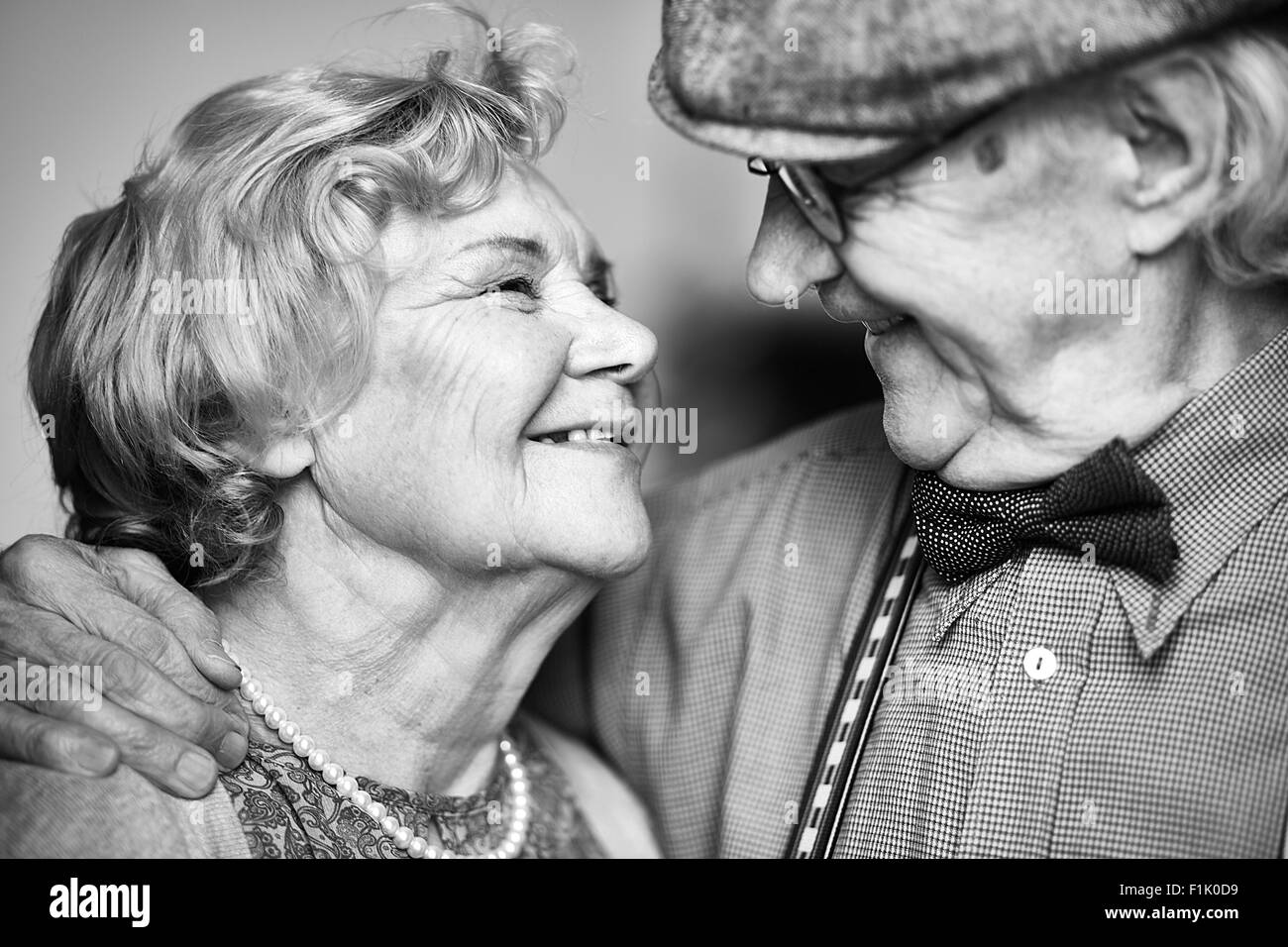 Glückliche ältere Frau und Mann einander betrachten Stockfoto