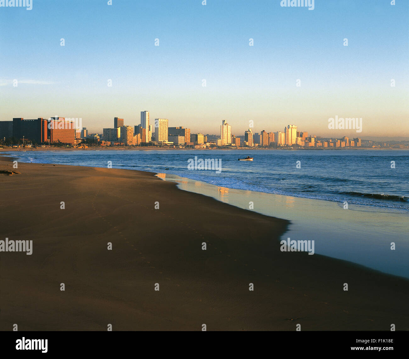 Skyline der Stadt Durban in der Abenddämmerung mit Strand im Vordergrund. Durban, Kwa-Zulu Natal, Südafrika, Afrika. Stockfoto