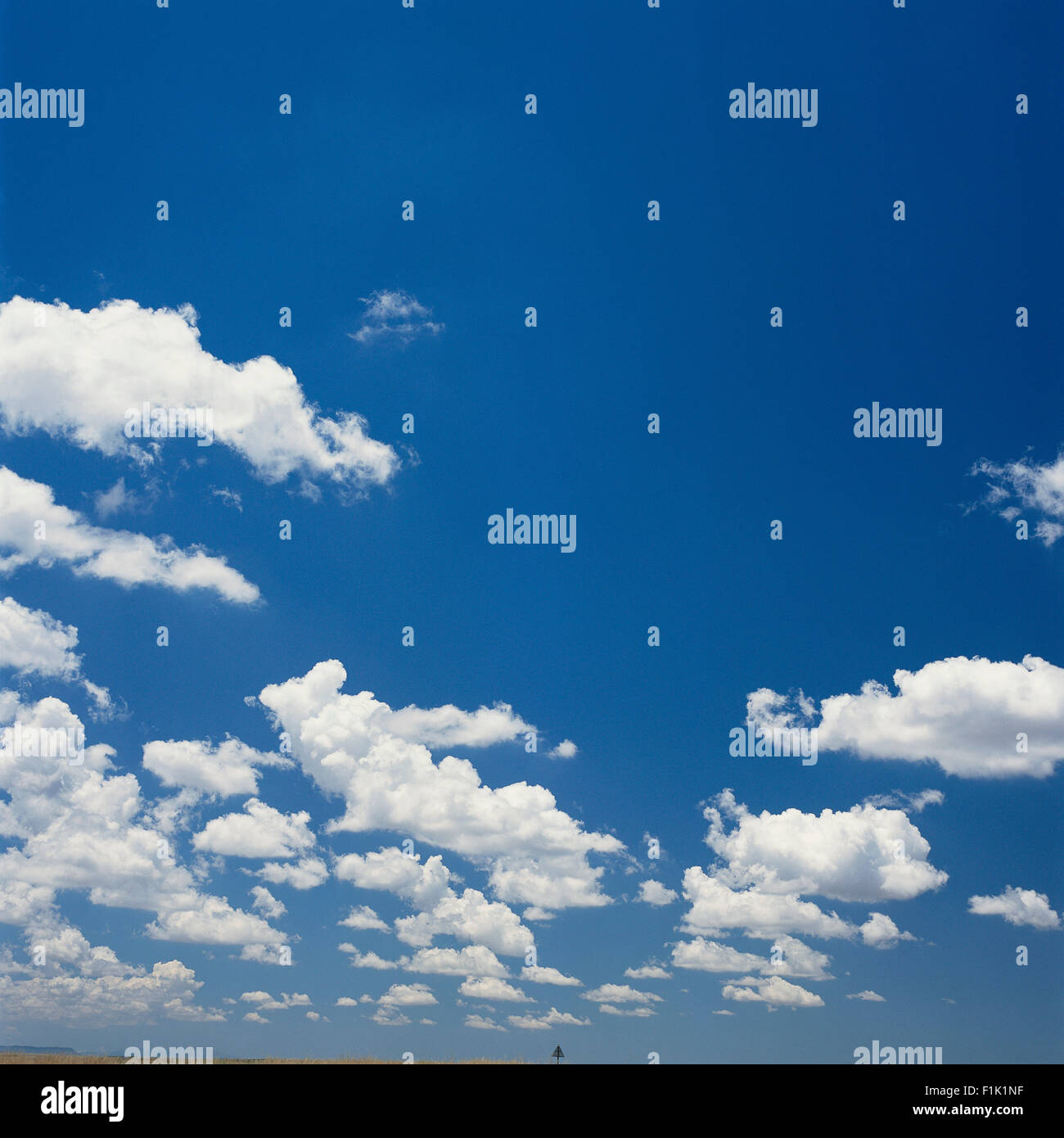 blauer Himmel mit Wolken Stockfoto