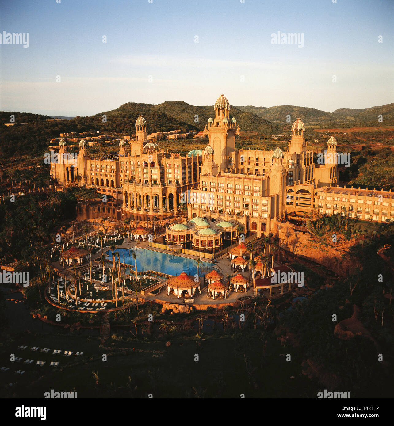 Luftaufnahme von Lost City Resort. Sun City, North West Province, Südafrika, Afrika. Stockfoto