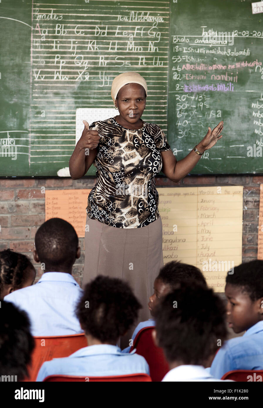 Afrikanischen Lehrer Unterricht einer Klasse voller Studenten Stockfoto