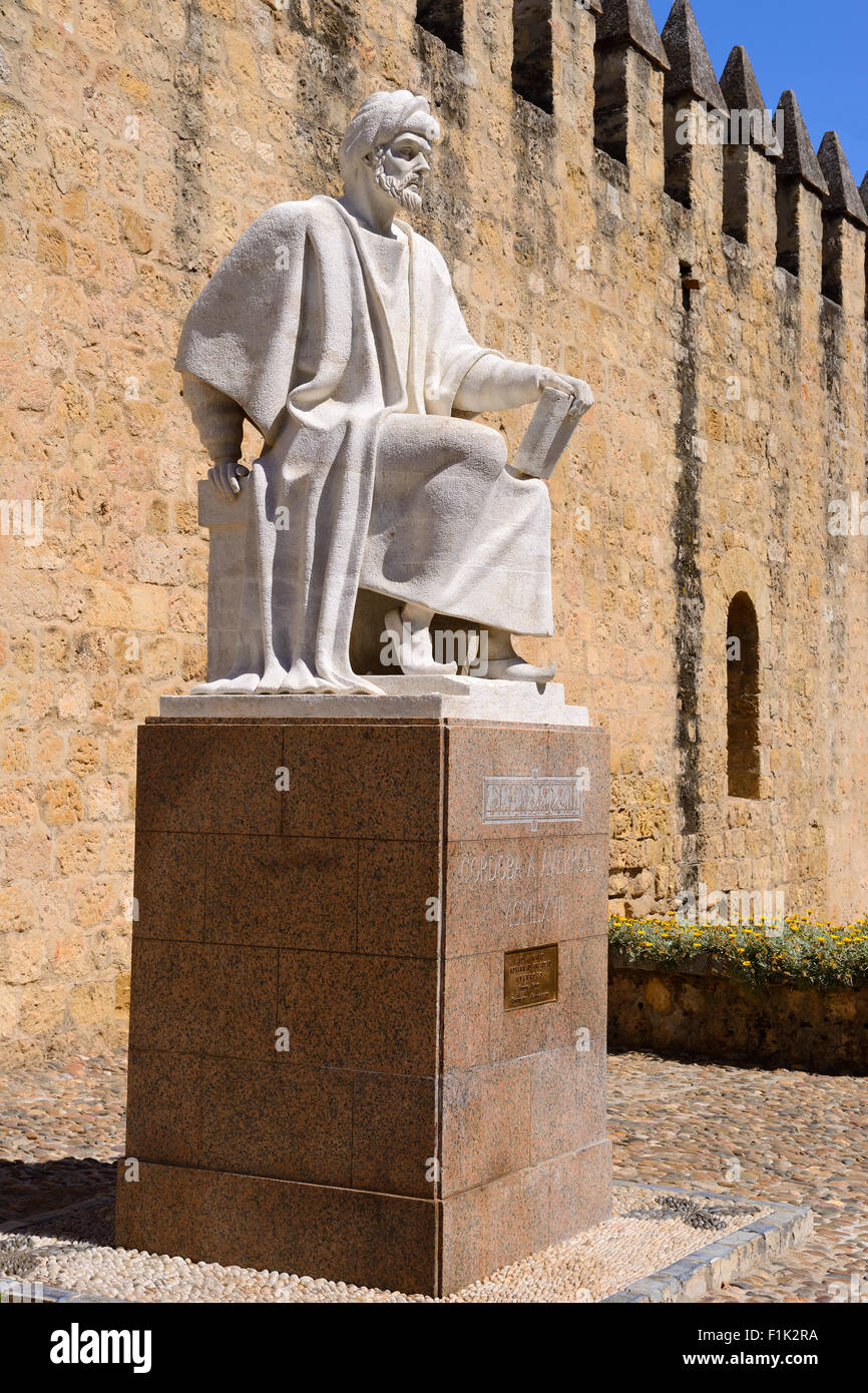 Statue des Averroes neben alten Mauern Córdoba, Andalusien, Spanien Stockfoto