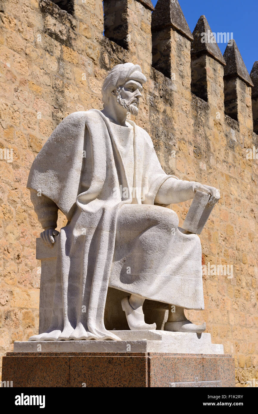 Statue des Averroes neben alten Mauern Córdoba, Andalusien, Spanien Stockfoto
