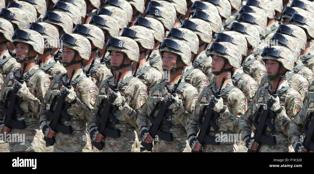 Peking, China. 3. Sep 2015. Eine Phalanx zu Ehren "Mount Langyashan fünf Helden" wird bei der Militärparade in Peking, Hauptstadt von China, 3. September 2015 überprüft. China am Donnerstag statt Gedenken Aktivitäten, einschließlich einer großen Militärparade anlässlich der 70. Jahrestag des Sieges von dem chinesischen Volk Krieg des Widerstands gegen die japanische Aggression und den antifaschistischen Krieg. Bildnachweis: Li Gang/Xinhua/Alamy Live-Nachrichten Stockfoto