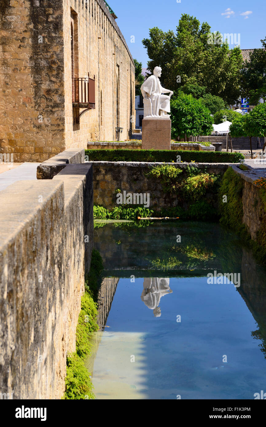 Statue des Averroes neben alten Mauern Córdoba, Andalusien, Spanien Stockfoto