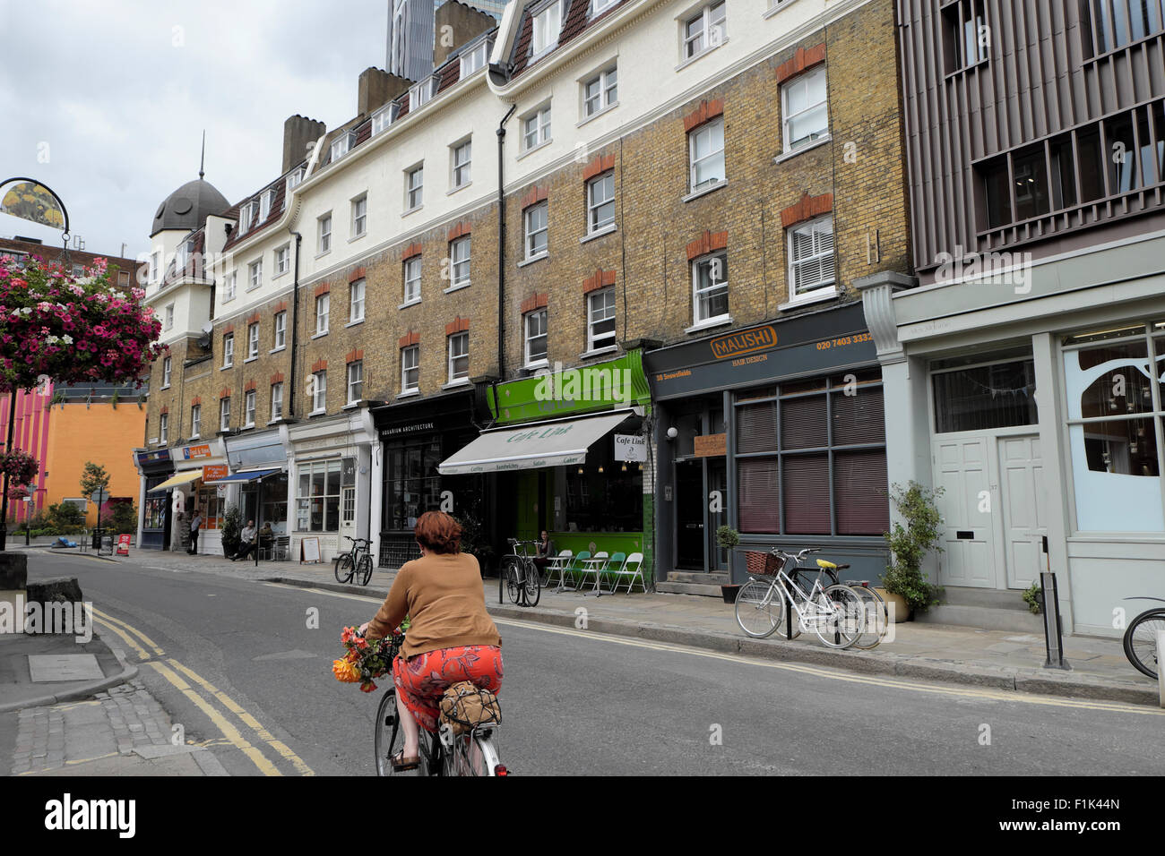 Eine Frau, Radfahren entlang der Snowsfields Straße in Bermondsey Southwark South London UK KATHY DEWITT Stockfoto