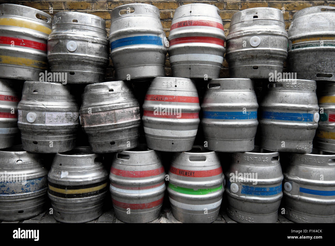 Leere Bier Fässer Fässer vor einem Pub in Bermondsey South London UK KATHY DEWITT Stockfoto