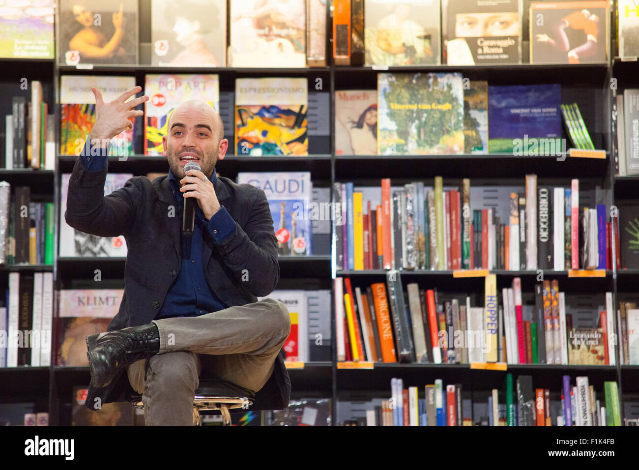 Rom, Italien, 15. März 2011. Roberto Saviano, Schriftsteller und Autor mehrerer Bücher, Lunchs sein Buch "Vieni via con me" bei Feltrinelli Bibliothek. Stockfoto