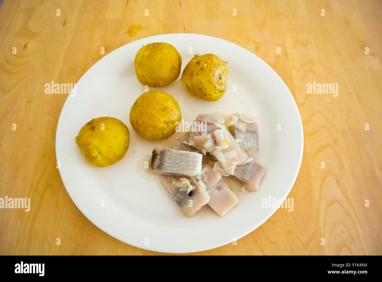 Traditionelle finnische Sommer essen, Ostsee-Hering mit neuen Babykartoffeln Stockfoto