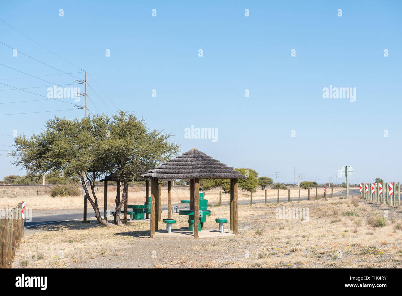 Einen schattigen Picknickplatz neben der N12-Straße in der Nähe von Modderrivier in der Provinz Northern Cape Stockfoto