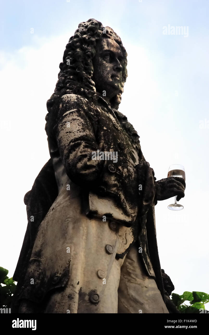 Wien, eine Statue des österreichischen Architekten Johann Bernhard Fischer von Erlach in Rathausparks. Jemand stellte ein Glas in seiner rechten Hand in Witz. Stockfoto