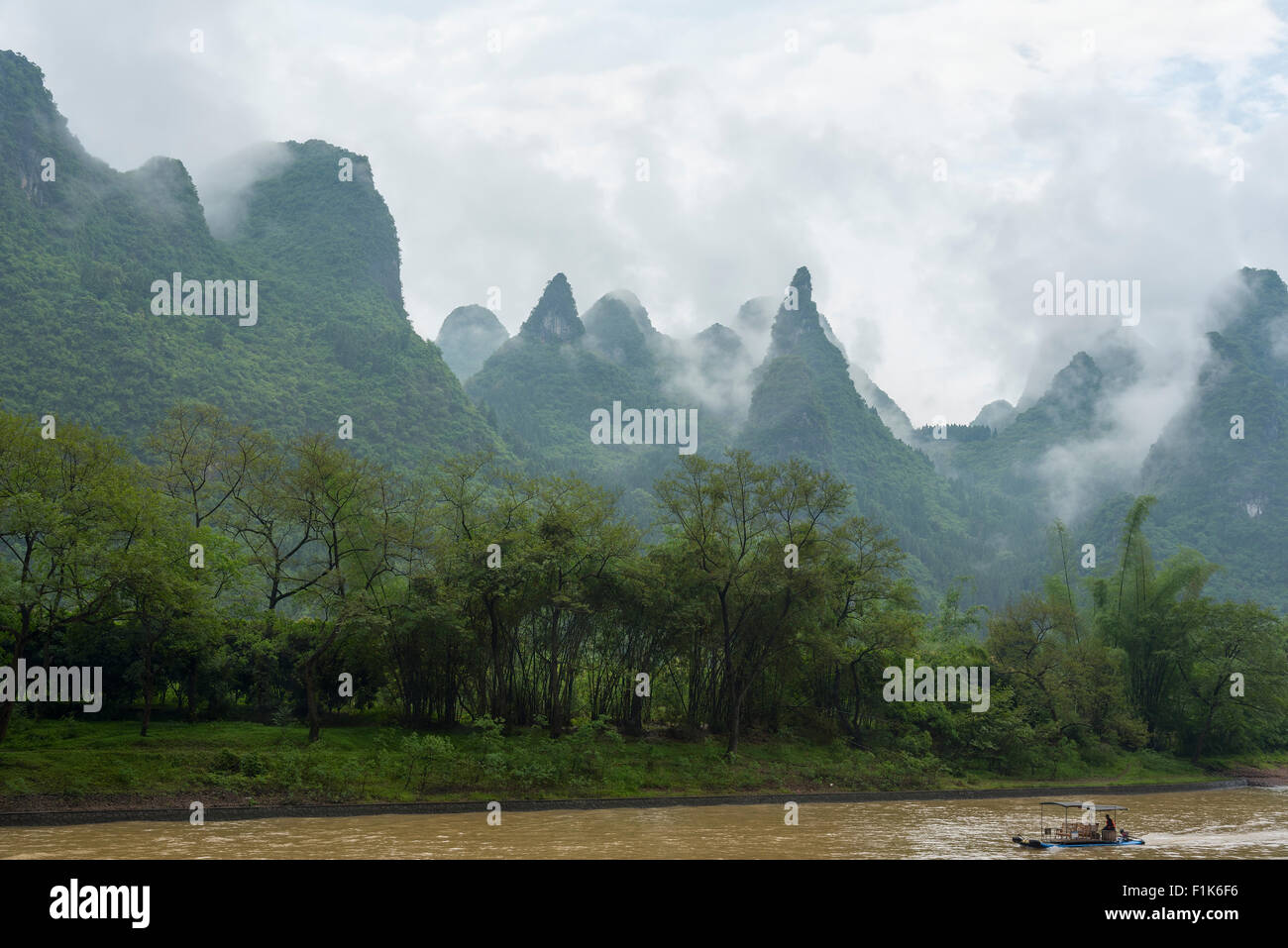 kleine Boote und die Kreuzfahrtschiffe am Li-Fluss in China Stockfoto