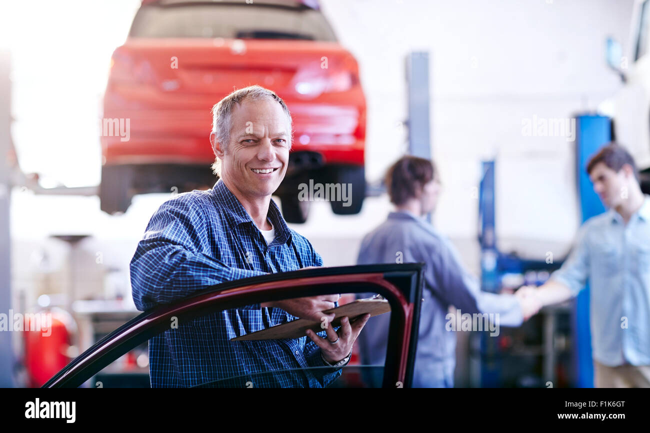 Porträt zuversichtlich Mechaniker in Auto-Werkstatt Stockfoto