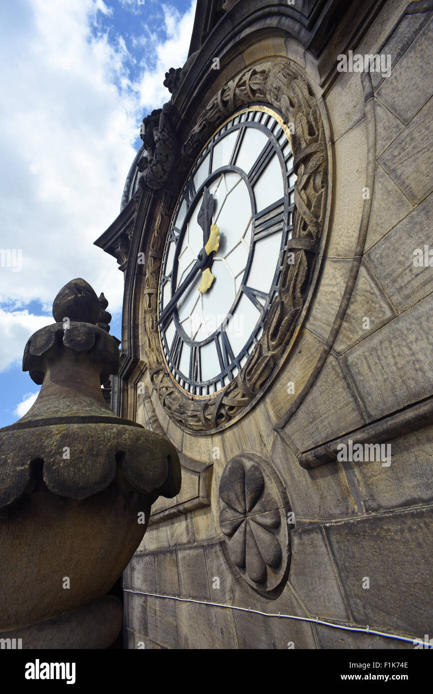 Leeds Rathaus Zifferblatt entworfen von Edward Beckett Denison Leeds Yorkshire Vereinigtes Königreich Stockfoto