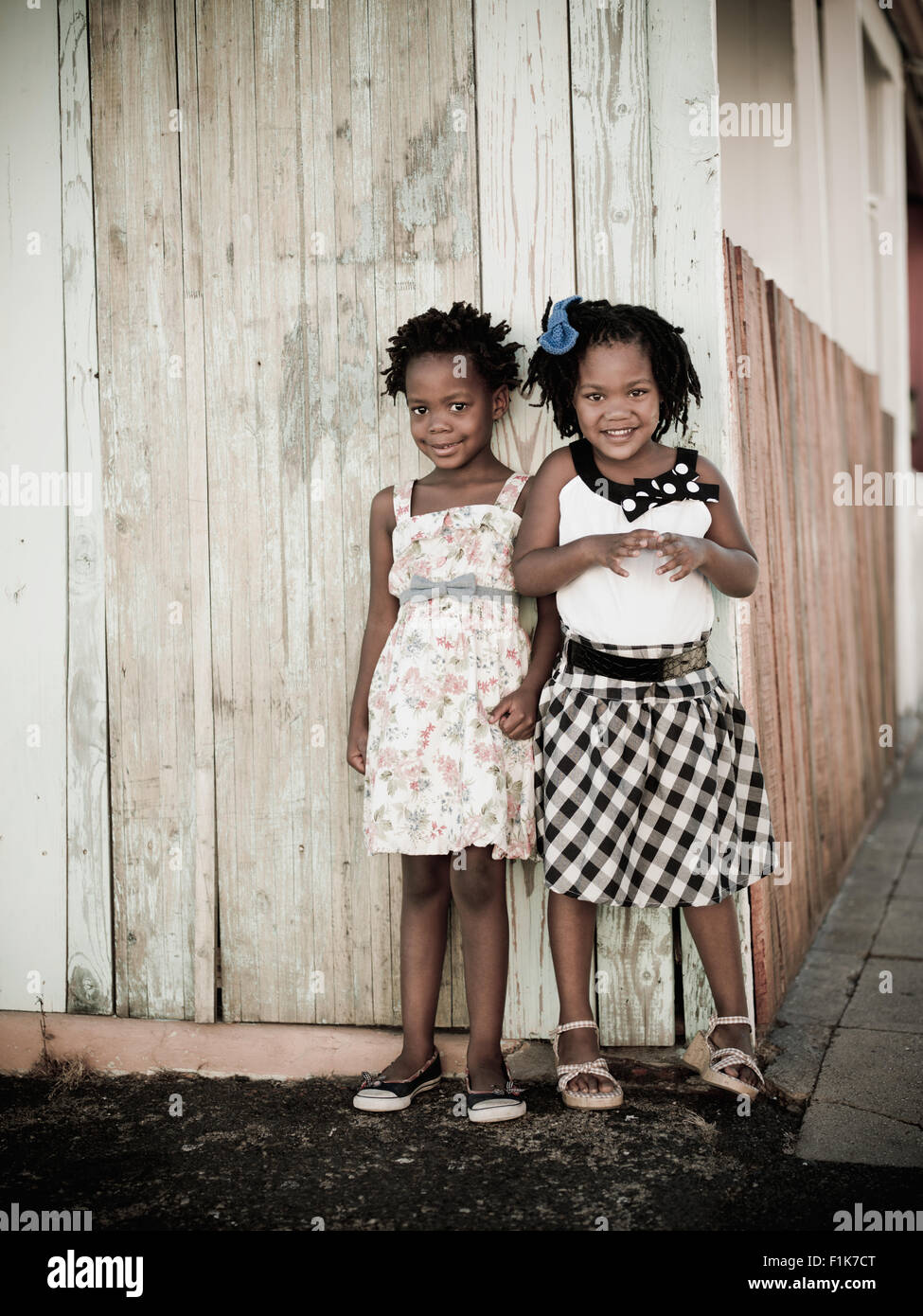 Zwei Mädchen stehen gegen die Wand, Stadtteil Sophiatown, Cape Town, Western Cape Stockfoto