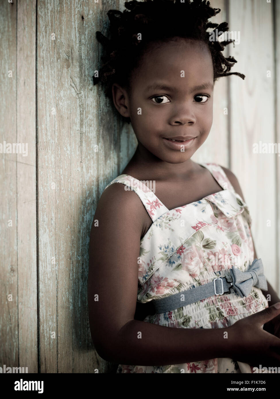 Junges Mädchen aus Holz Wand gelehnt, Stadtteil Sophiatown, Cape Town, Western Cape Stockfoto