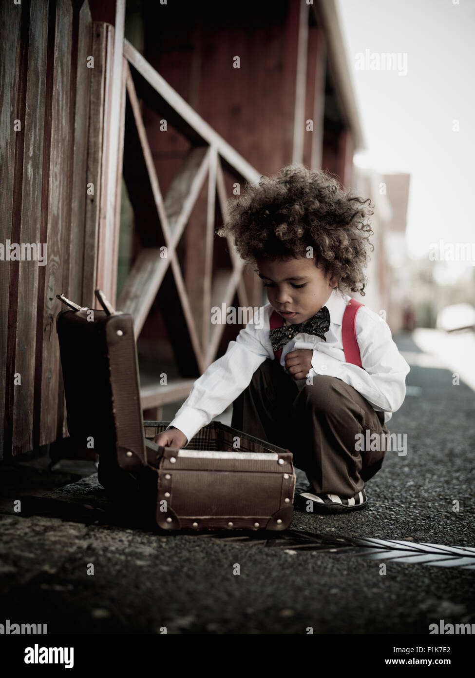 Junge mit Koffer in der Straße, Stadtteil Sophiatown, Cape Town, Western Cape Stockfoto