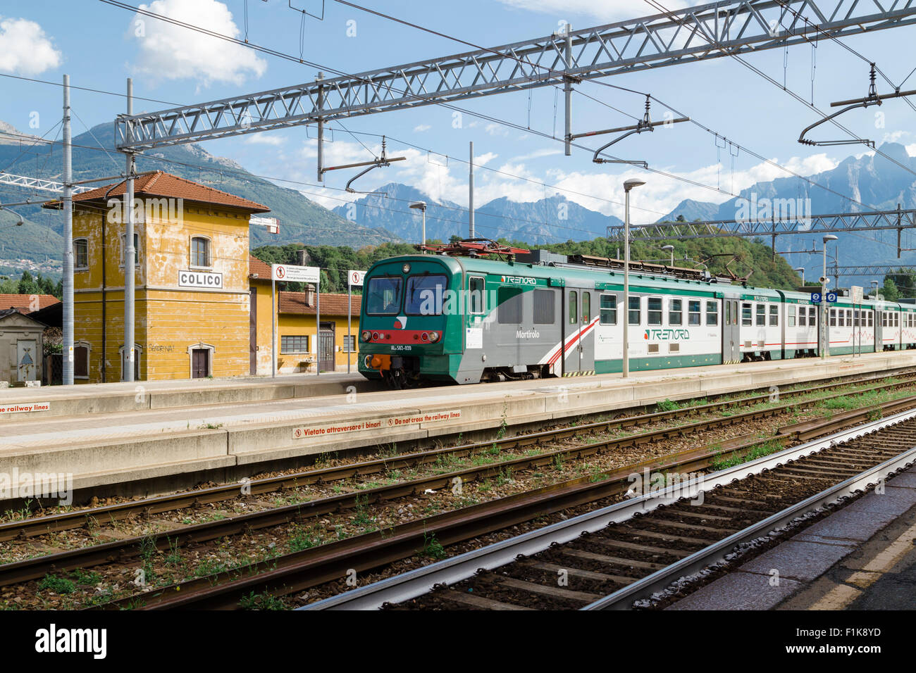 Colico Bahnhof, Comer See, Italien, mit Trenord Zug und Berge in der Ferne. Stockfoto