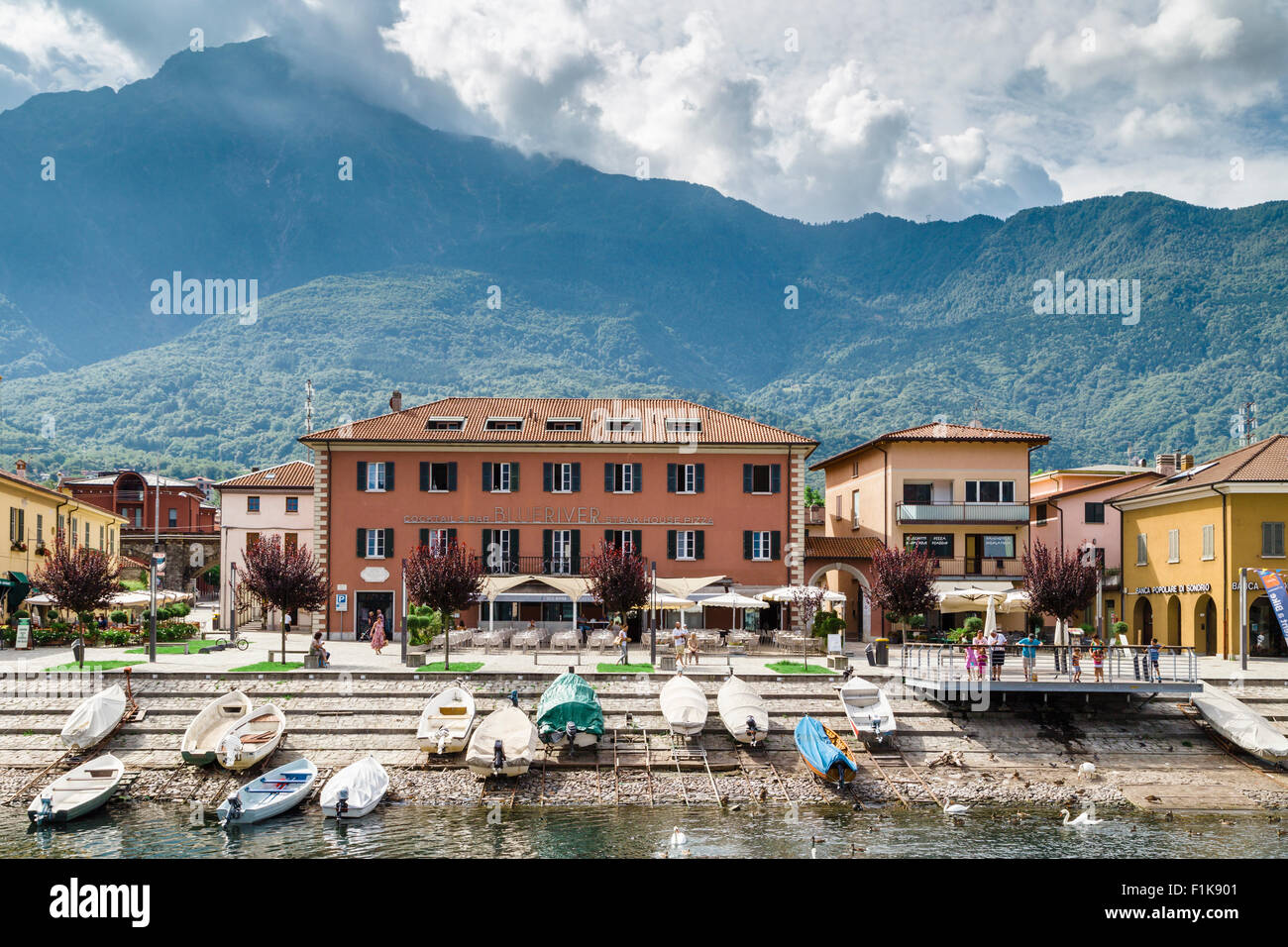 Hafen und Uferpromenade von Colico, am Comer See mit Monte Legnone hinter. Stockfoto