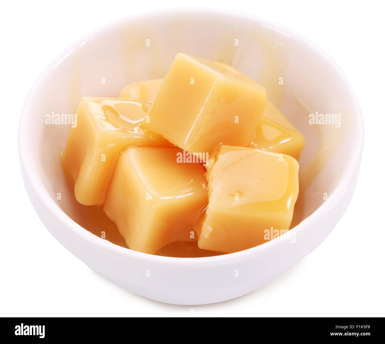 Karamell Bonbons in die weiße Schale. Weißen Hintergrund. Clipping-Pfad ...
