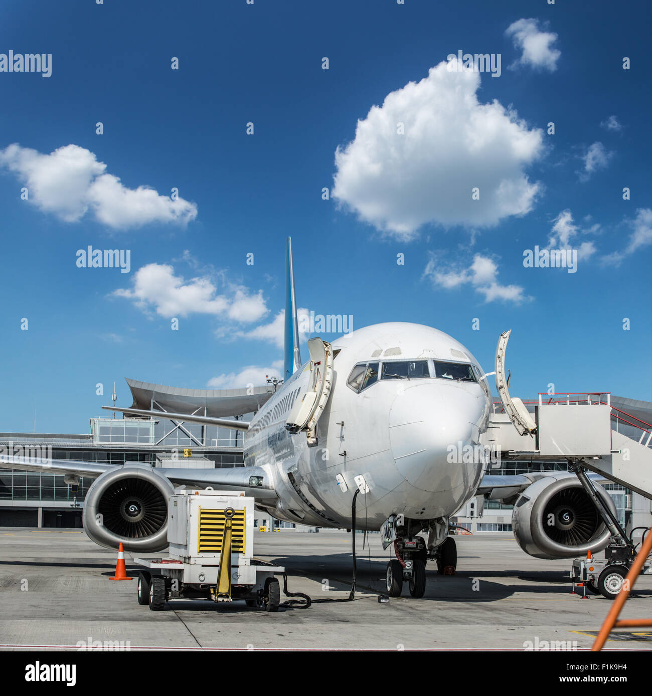 Boden Service-Ausrüstung und Flugzeug auf dem Flughafen. Stockfoto