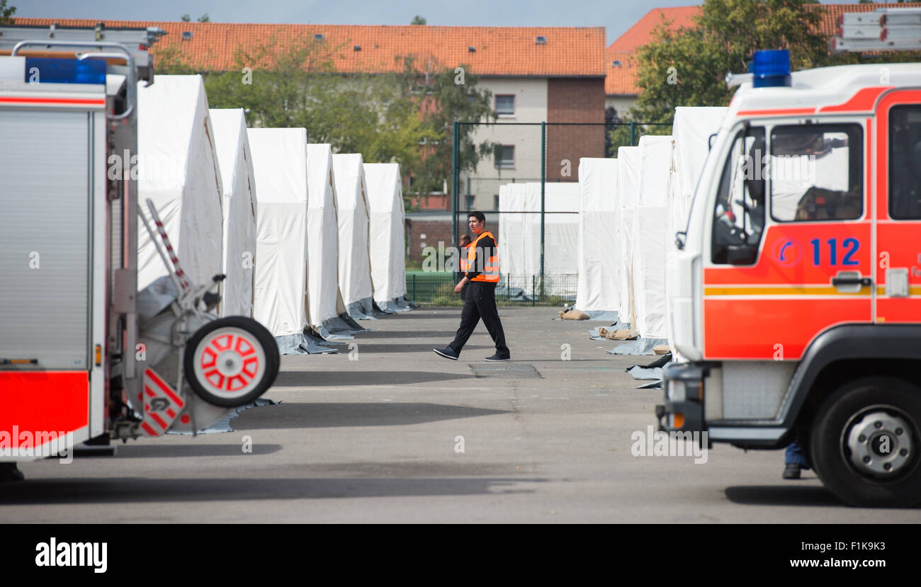 Berlin-Spandau, Deutschland. 3. Sep 2015. Ein Wachmann Spaziergänge zwischen Zelten im Flüchtlingsheim in der ehemaligen Schmidt-Knobelsdorf-Kaserne-Polizei-Kaserne in Berlin-Spandau, Deutschland, 3. September 2015. Zelte wurden aufgestellt, um zusätzliche Unterkunft für Flüchtlinge. Foto: BERND VON JUTRCZENKA/DPA/Alamy Live-Nachrichten Stockfoto