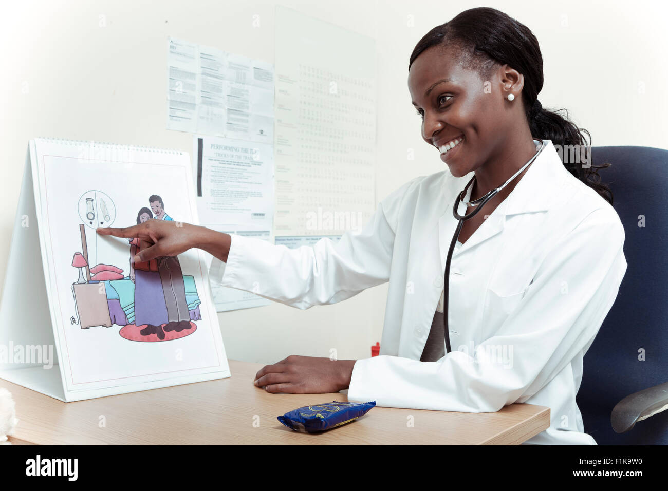 Afrikanische Ärztin erklärt Informationen zu ihren Patienten, Lächeln Stockfoto