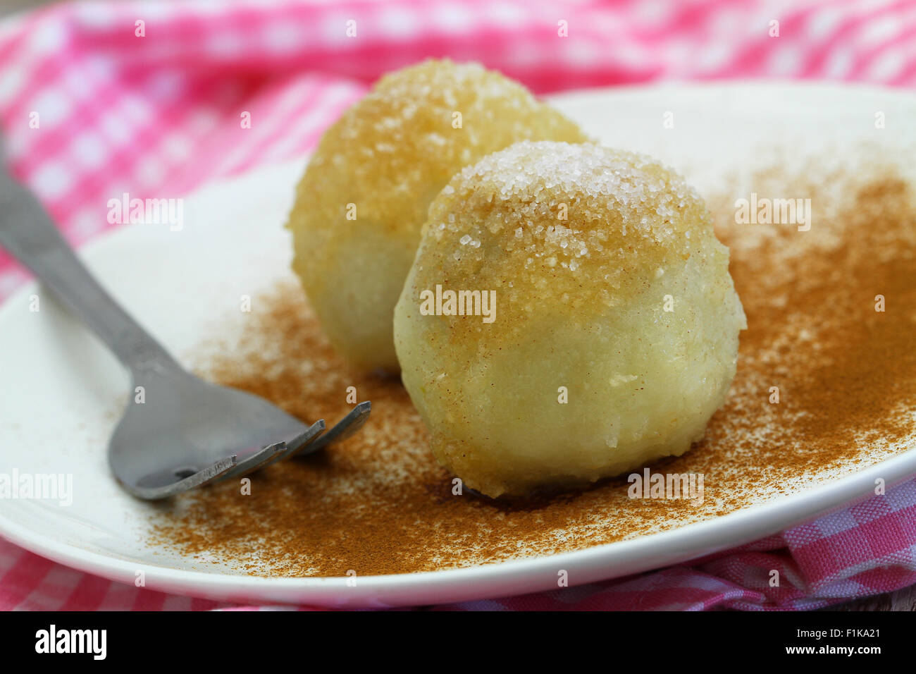 Süße Frucht Knödel auf weißen Teller Sprkinked mit Zucker und Zimt, Nahaufnahme Stockfoto