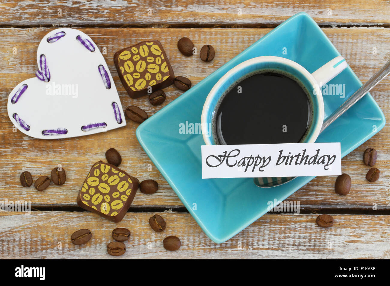 Glücklich Geburtstagskarte mit Tasse Kaffee, Schokolade und weiße Herzen Stockfoto