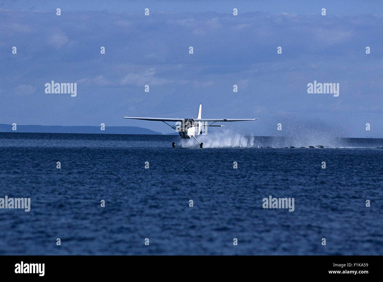 Wasserflugzeug Landung auf Wasser Lake Kariba, Sambia, Afrika Stockfoto