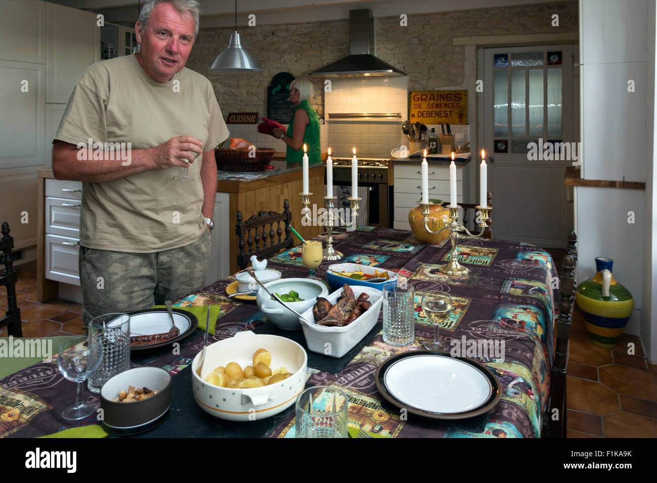 Koch in einer traditionellen Küche Zimmer, französisches Landhaus, Gourville, Charente-Maritime, Frankreich Stockfoto