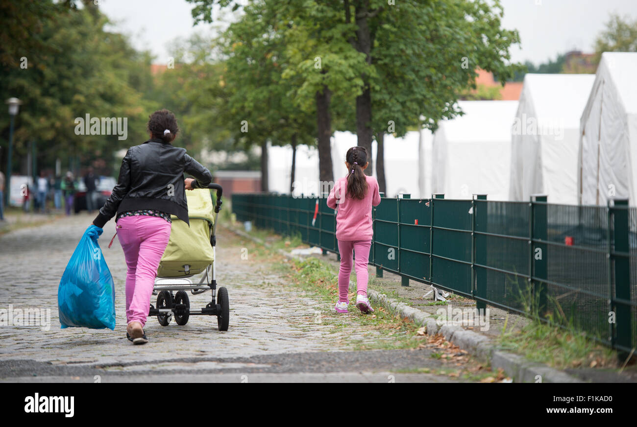 Berlin-Spandau, Deutschland. 3. Sep 2015. Flüchtlinge passieren neu weiterwachsen Zelte im Flüchtlingsheim in der ehemaligen Schmidt-Knobelsdorf-Kaserne-Polizei-Kaserne in Berlin-Spandau, Deutschland, 3. September 2015. Zelte wurden aufgestellt, um zusätzliche Unterkunft für Flüchtlinge. Foto: BERND VON JUTRCZENKA/DPA/Alamy Live-Nachrichten Stockfoto